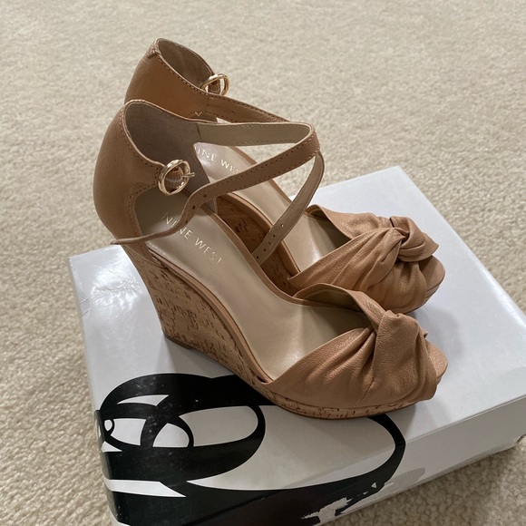 Nine West Nude Letitgo Wedges in Size 6 - Picture 2 of 4